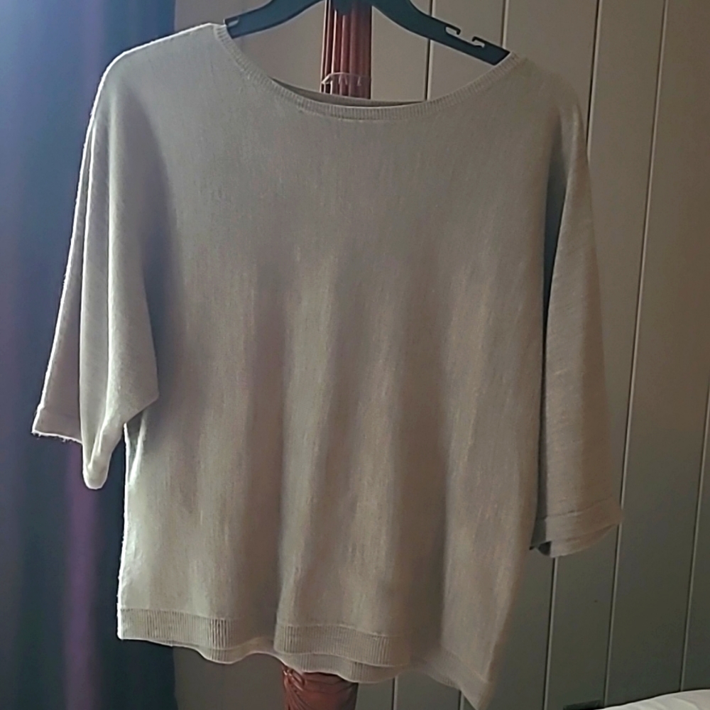 New York & Company ladies pullover lightweight sweater. Size L
